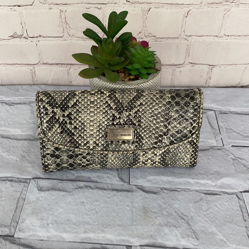 Sofia Vergara snake print wallet
